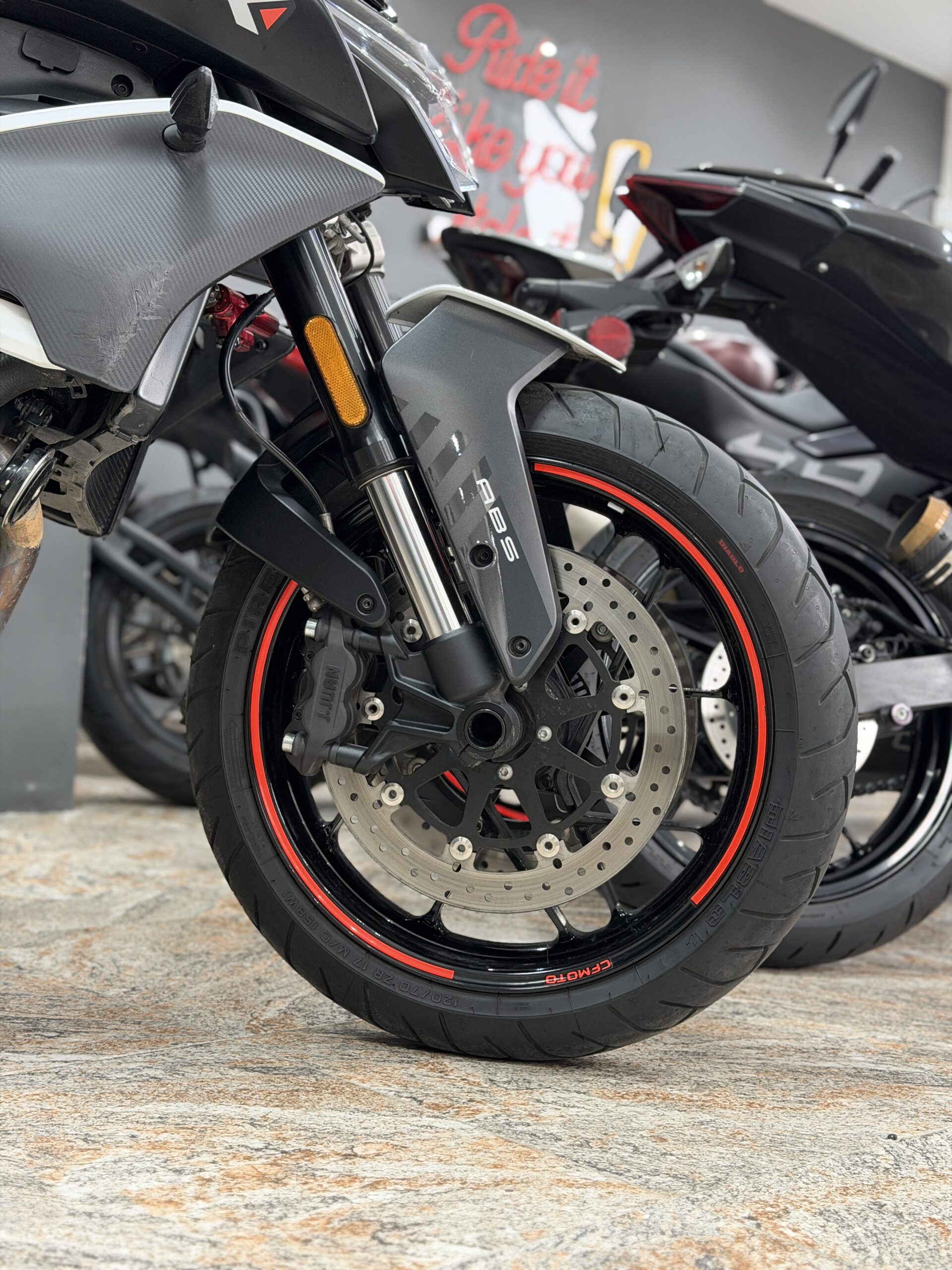 CFMoto 800NK - Imagen 3